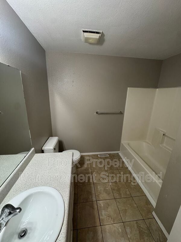 Building Photo - 4131 S Glenn Ave