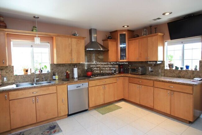 Building Photo - Attractive 4 bedroom / 2 bathroom home wit...