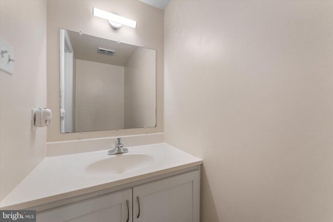 Building Photo - 5052 Cliffhaven Dr