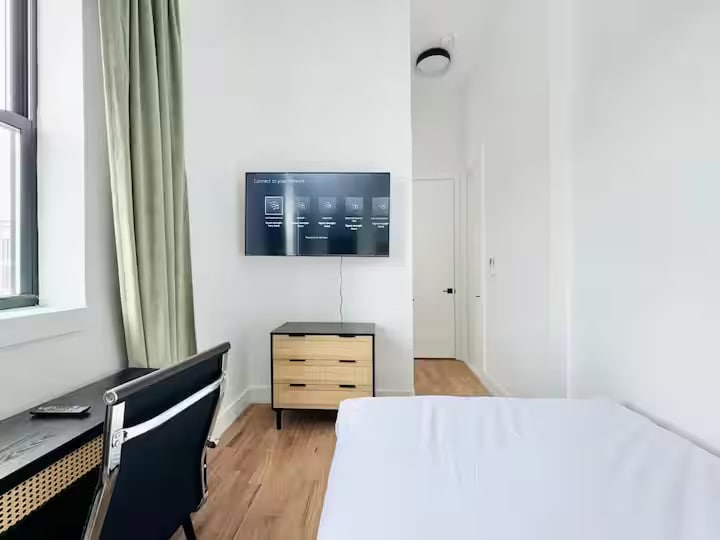 Building Photo - Furnished room/NOT APARTMENT