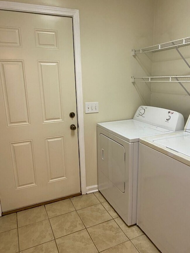 Building Photo - Home in Hillsdale