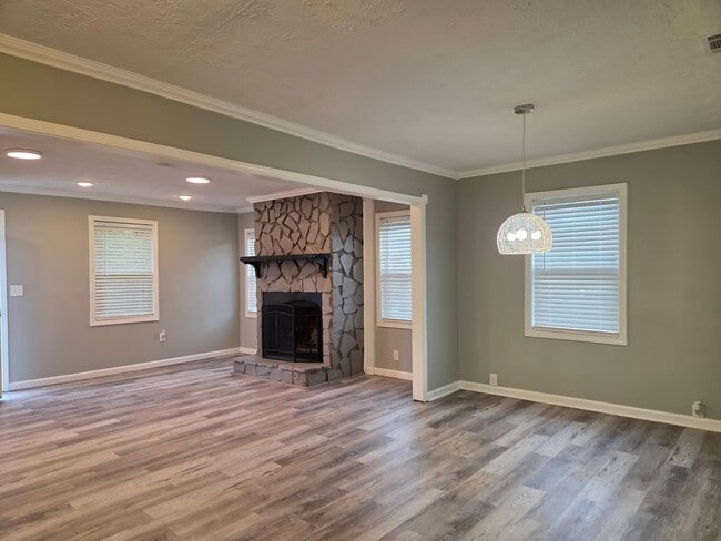 Building Photo - Beautiful Home 4 bedroom 3 bath