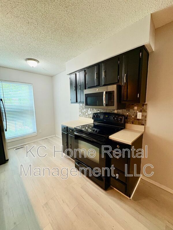 Building Photo - 8027 N Stoddard Ave