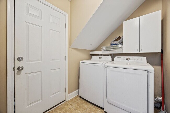 Building Photo - Beautiful 4-Bedroom, 3-Bath House