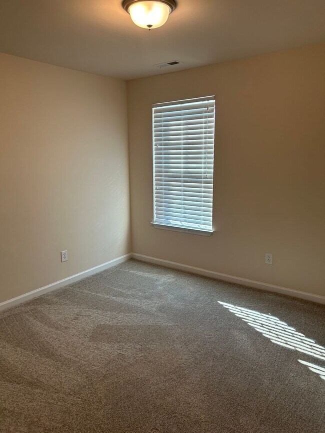 Building Photo - Greenville, 3BD/2.5BA with Loft, 1992SF