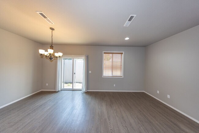Building Photo - Three bedr townhouse in Orchards - Central AC