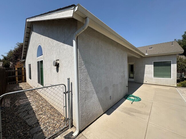 Building Photo - Immaculate NW Visalia home for rent!