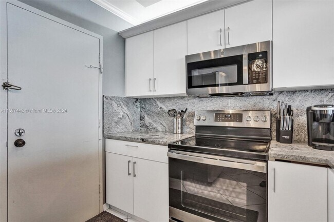 Building Photo - 3725 S Ocean Dr