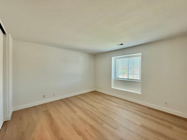 Building Photo - 4 Bedroom Home in Hollister