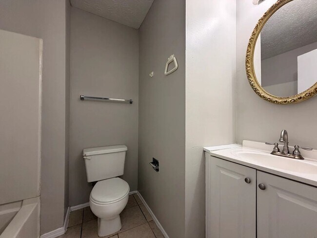 Building Photo - 3 bed 2 bath in Decatur!