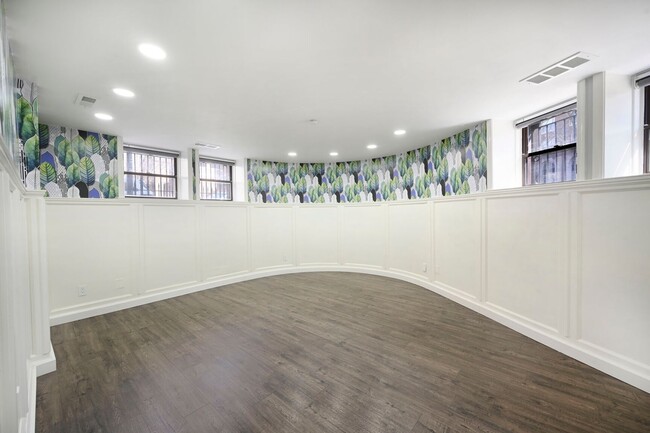 Building Photo - 2 Bed, 1 bath 1 block from Meridian Hill P...