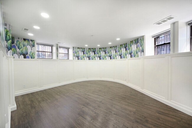 Building Photo - Dual-Entry Designer 2BR | In-Unit W/D | Pet Friendly & Parkside! Available now!