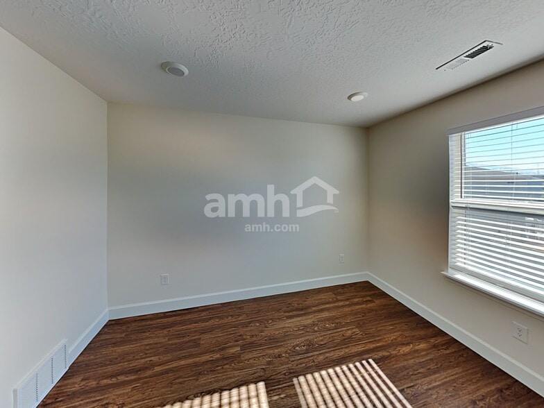 Building Photo - 2368 E Tumbleweed Rd