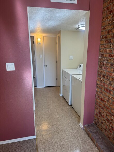 Building Photo - 1326 San Pedro Dr SE