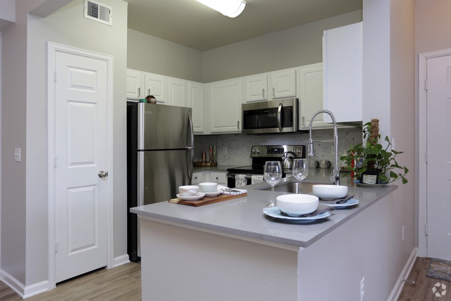 2BR, 1BA - 908 SF - Haven 124 at Eastlake Station