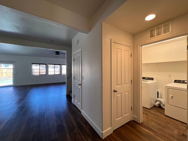 Building Photo - Luxurious 4 bedroom 3 bath family home in ...