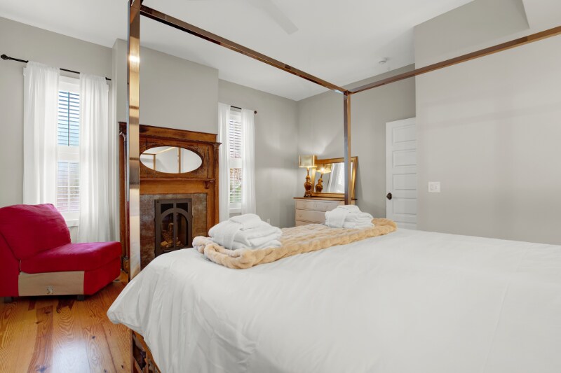 Building Photo - 210 E Waldburg St