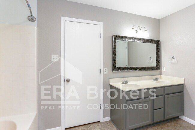 Building Photo - 1614 Twisted Oak Dr