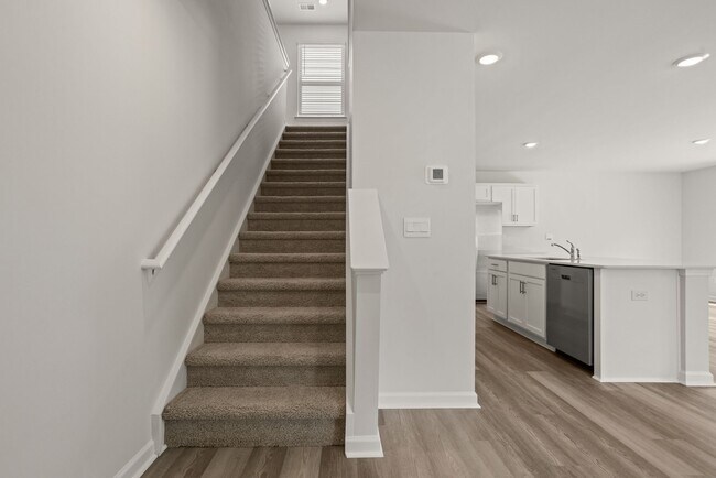 Building Photo - 215 Deskin Ln