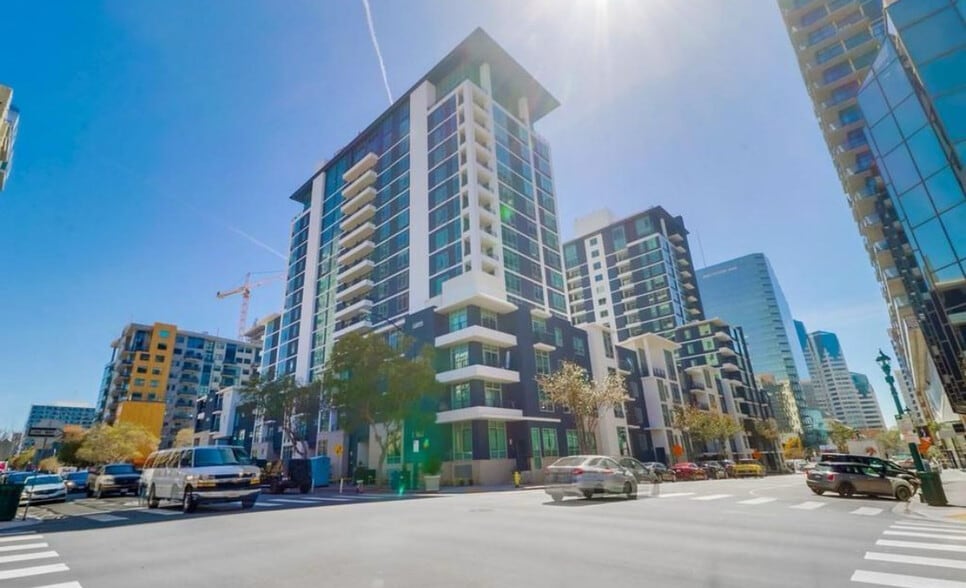 Building Photo - 425 W Beech