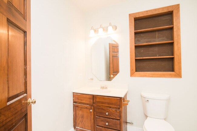 Building Photo - 2320 Southridge Dr