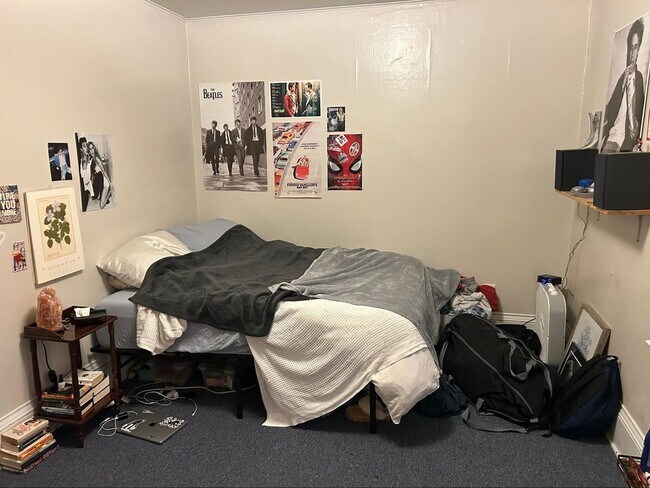 Building Photo - PRELEASE: Spacious 6+ bdrm/2 bath in York Neighborhood