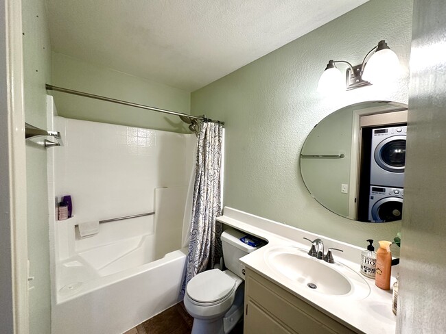 Guest Bathroom - 4169 Louisiana St