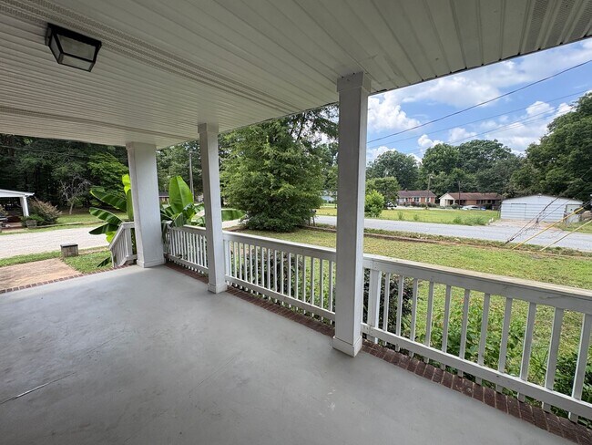 Building Photo - Your Next Home Awaits – Spacious Rental in a Convenient Location