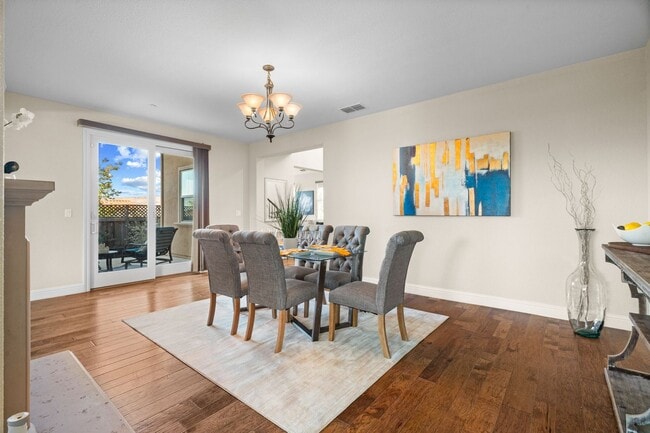 Building Photo - HILLTOP CORNER HOME WITH GORGEOUS VIEWS