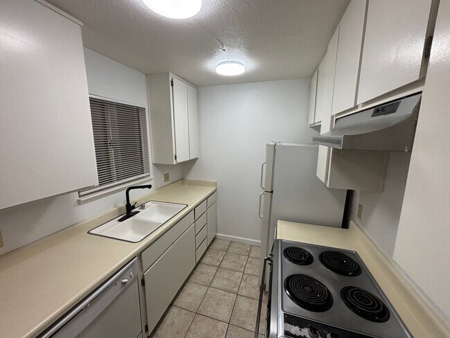 Building Photo - Rosemont Condo - Spacious & Updated 2-Bed, 1-Bath Condo with In-Unit Laundry!