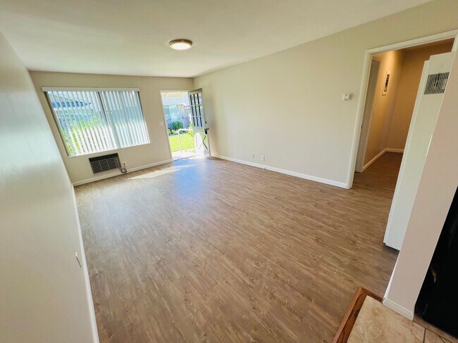 Building Photo - Charming 1 Bedroom unit, completely remodeled with In-Unit Washer/Dryer!