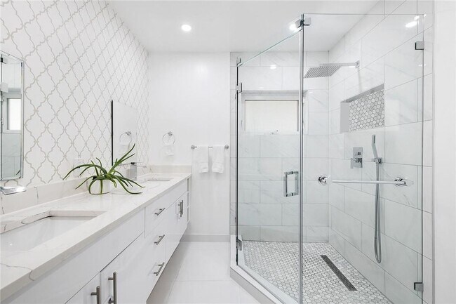 Building Photo - 2801 NE 59th St