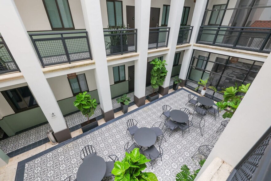 Building Photo - 3031 NE 4th Ave