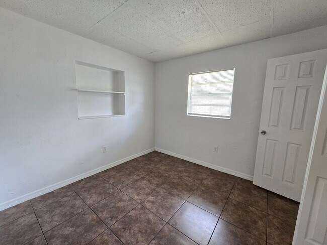 Building Photo - 2147 Dodge Ave