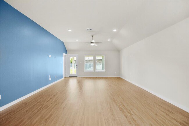 Building Photo - 18811 Cottonwood Bayou Ct