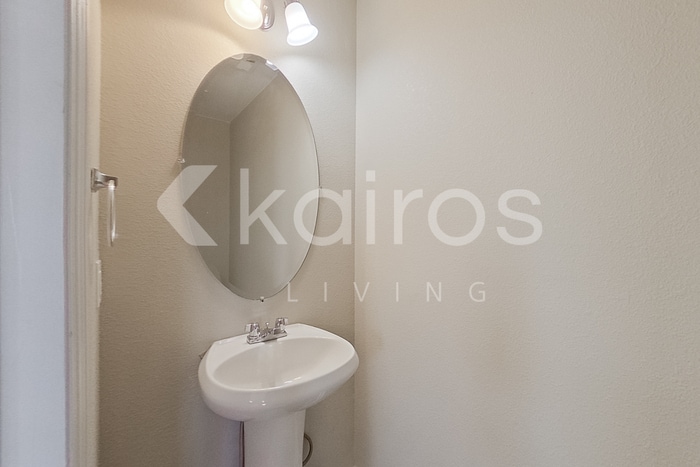 Building Photo - 100 Farmington Dr