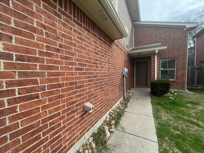 Building Photo - ~INVITING 3/2.5 Townhome Includes Granite in Kitchen & All Kitchen Appliances ((Brand New Vinyl F...