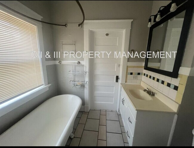 Building Photo - 221 W 37th St