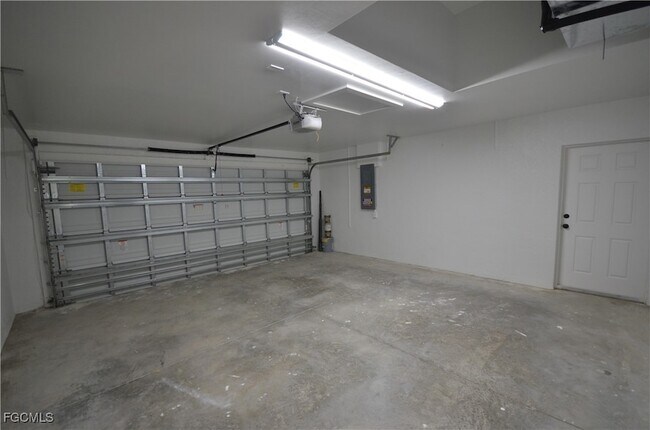Building Photo - 1242 Hathor St E