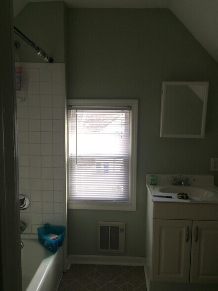 Building Photo - 1182 Thomas Ave W