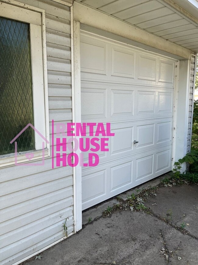 Building Photo - Stunning 3-Bedroom 1-Bath Bunglaow Located...