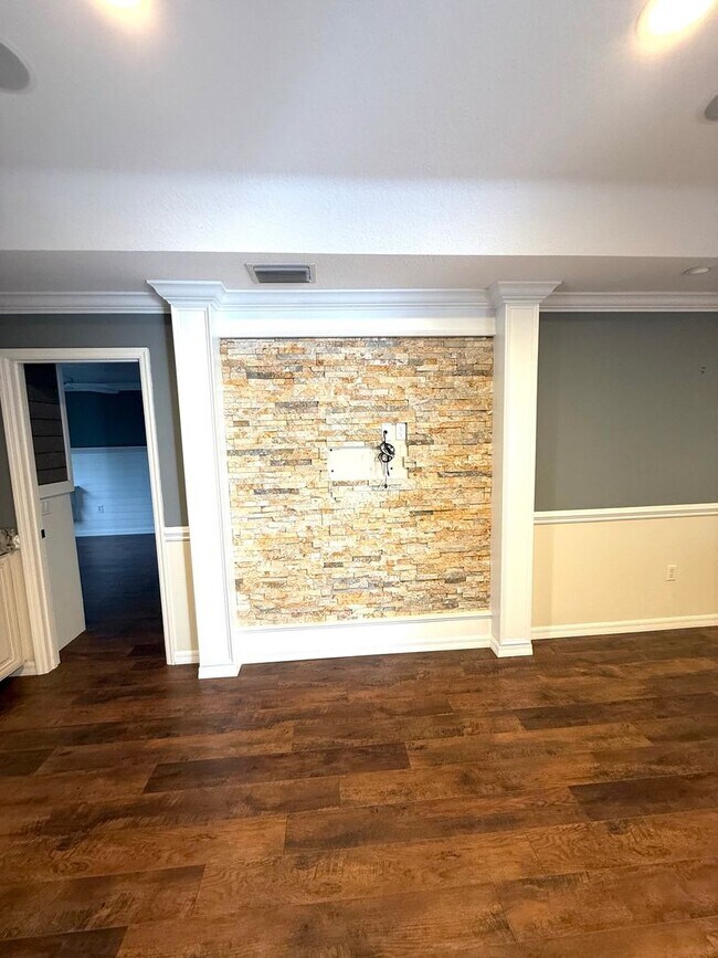 Building Photo - NEWLY LISTED!! Beautifully Updated 3-Bed/2-Bath Home in Sarasota!