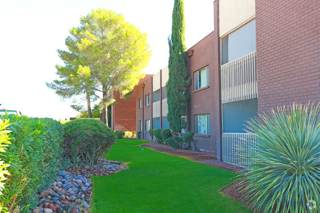 Primary Photo - Carondelet Apartments