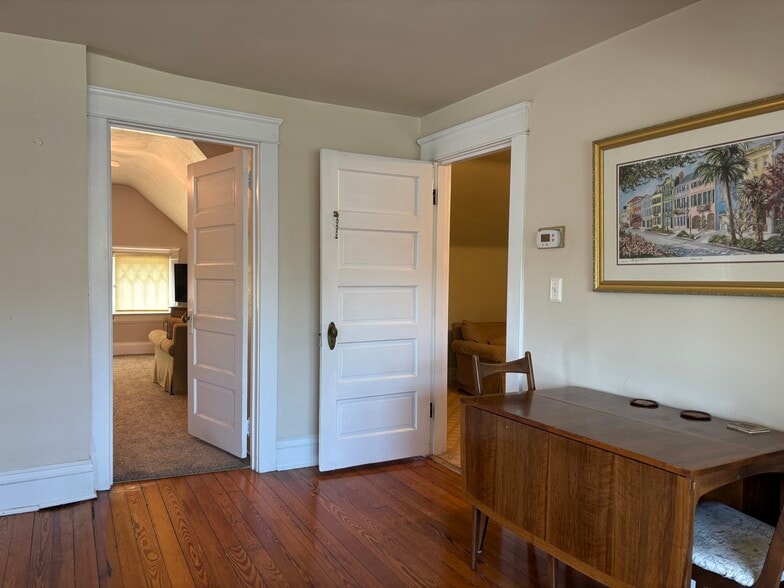 Entrance area outside 2 bedrooms - 1528 Quarrier St