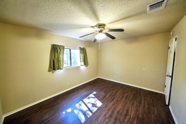 Building Photo - Cozy 3-Bed, 2-Bath with Fireplace in Prime NW Location - Realtor Commission: $500