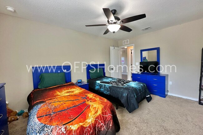 Building Photo - 454 Eisenhower Dr