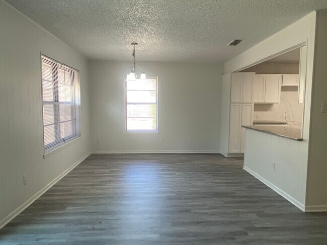 Building Photo - 3 BEDROOM, NEAR BELTON HIGH SCHOOL