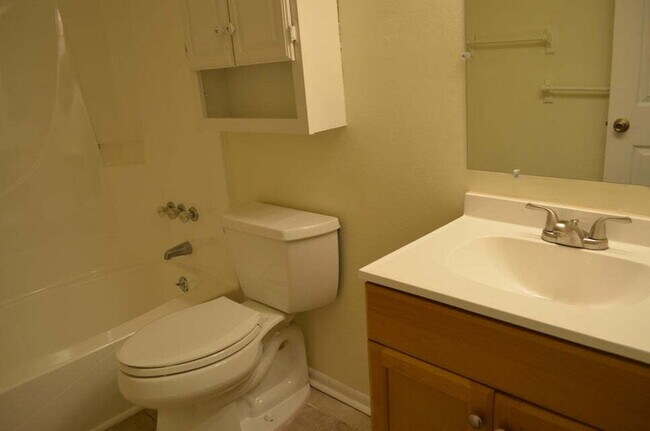 Building Photo - Charming 2-Bed Townhouse Retreat in Fort W...