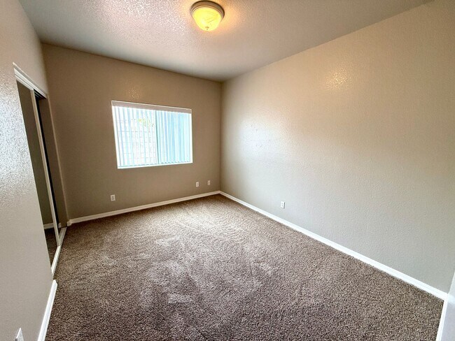 Building Photo - Move in Special! Half off 1st Month's Rent- Great 3 Bedroom Duplex near the Kingman Hospital!