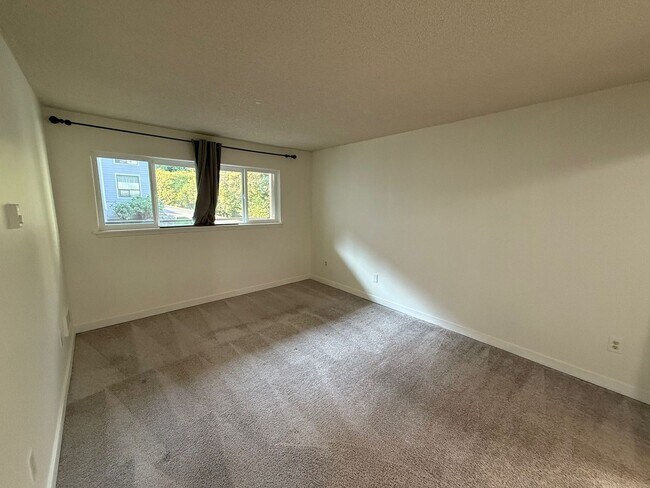 Building Photo - 2 Bedroom 2 Bathroom Plus Amenities!